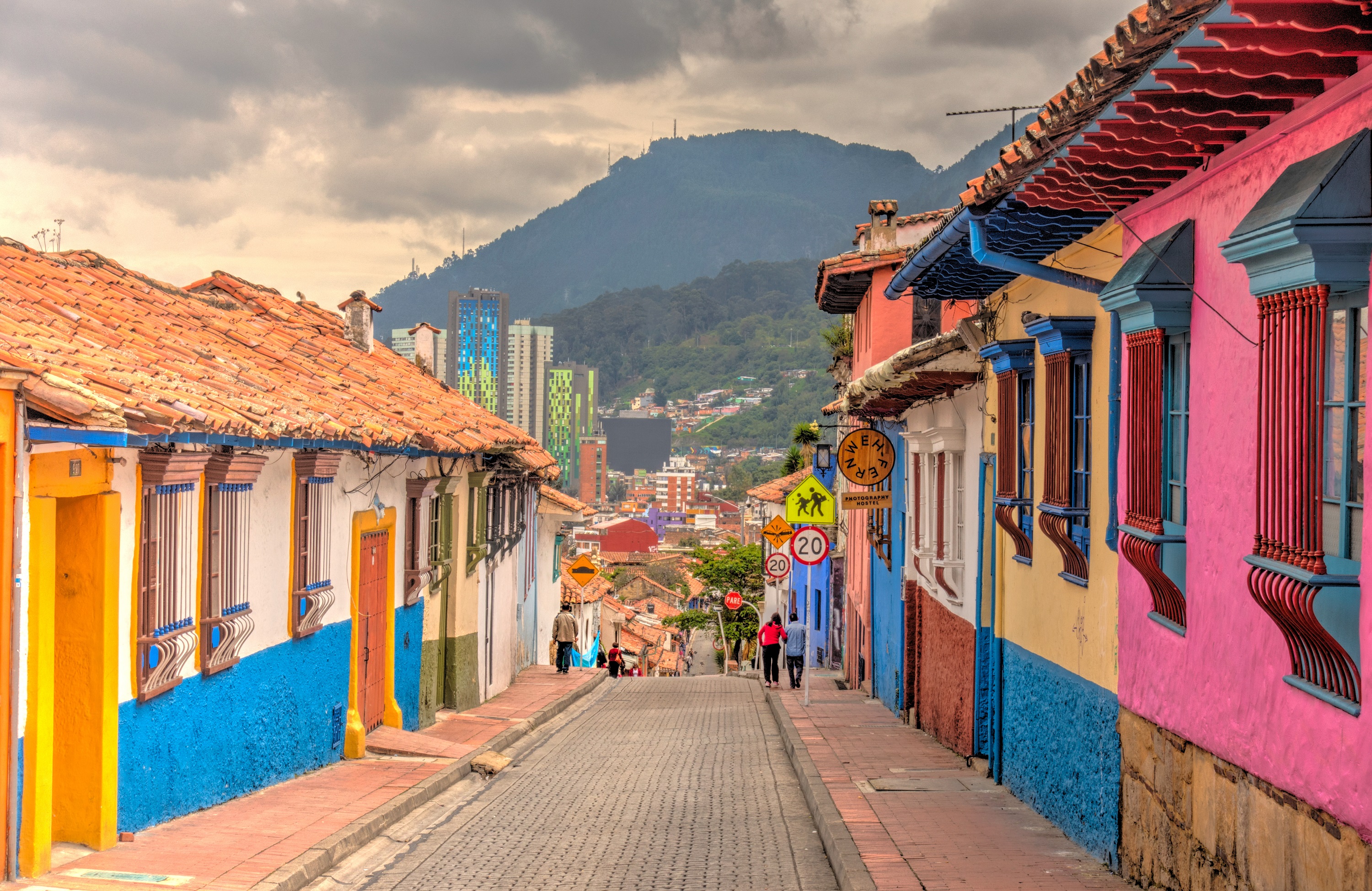 La Candelaria : Histoire, art et secrets du cœur de Bogotá Maisons coloniales colorees de la Candelaria centre historique de Bogota street art ruelles pavees balcons en bois artisanat guide francophone bogota