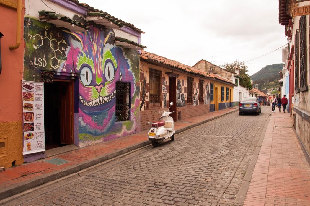 La Candelaria : Histoire, art et secrets du cœur de Bogotá Street art de Bogota durant la visite de la Candelaria fresques murals artistes locaux et culture urbaine