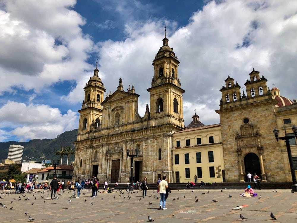 La Candelaria : Histoire, art et secrets du cœur de Bogotá Ruelles pavees de la Candelaria facades colorees patios caches et ambiance historique