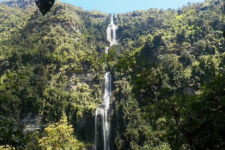 Cascade de La Chorrera : Un joyau naturel à deux pas de Bogotá Montagnes andines pres de La Chorrera brume fraiche et vegetation luxuriante