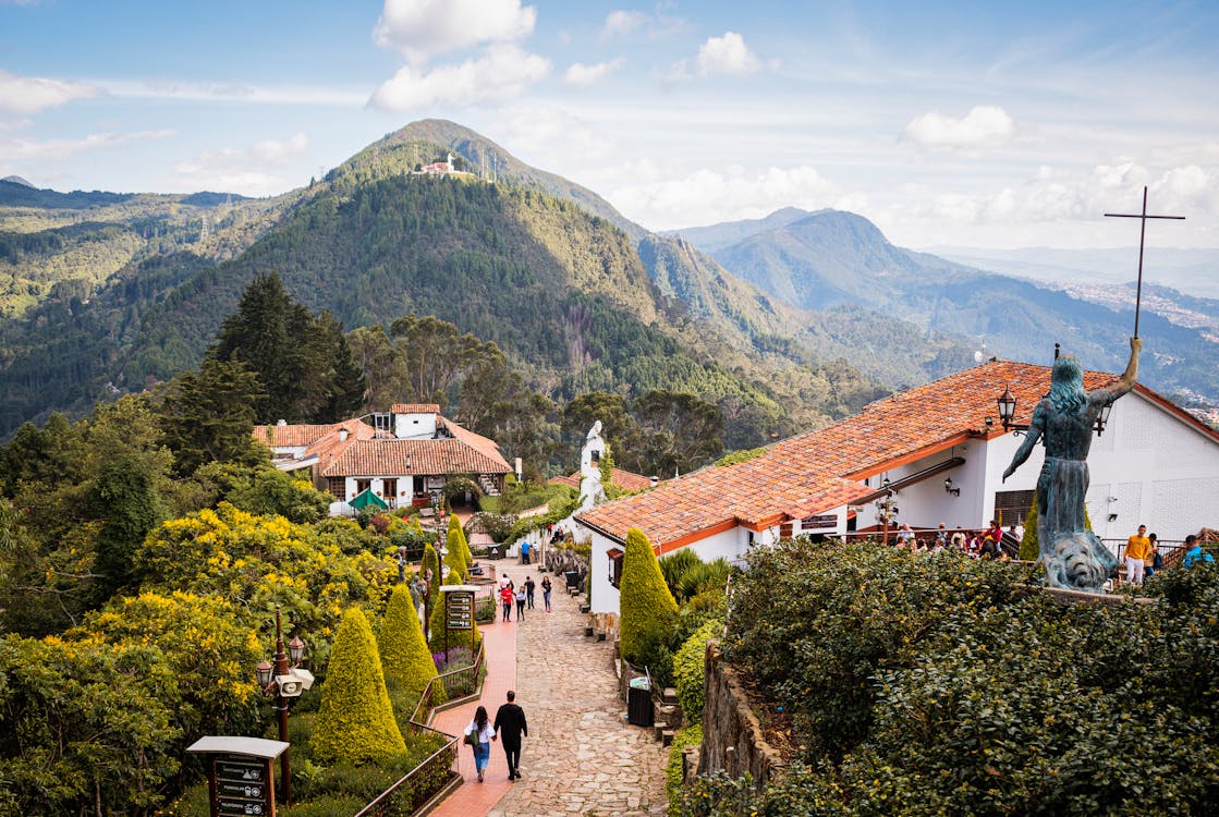 Monserrate : Là où se rencontrent nature, histoire et foi Paysages andins autour de Bogota vus depuis Monserrate forets nuages et horizon large