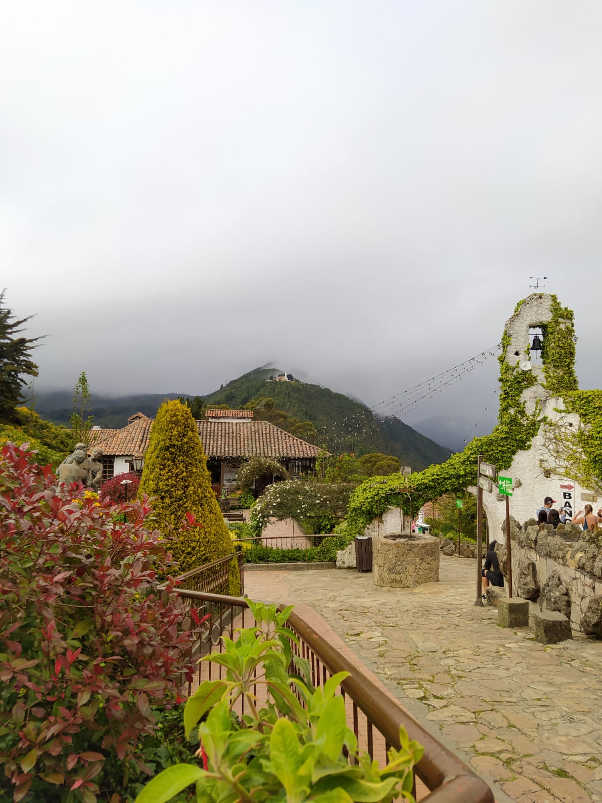 Monserrate : Là où se rencontrent nature, histoire et foi Vue panoramique depuis Monserrate sur Bogota montagnes andines sanctuaire au sommet lever ou coucher de soleil