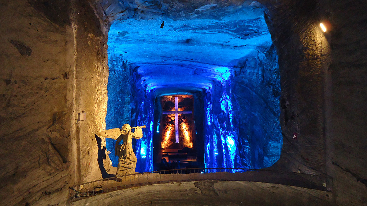 Cathédrale de Sel de Zipaquirá : un joyau souterrain unique au monde Cathedrale de sel de Zipaquira galerie souterraine croix sculptees eclairage bleu violet patrimoine minier