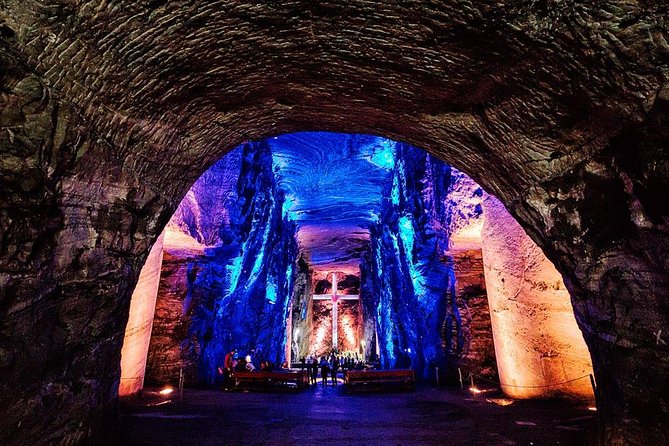 Cathédrale de Sel de Zipaquirá : un joyau souterrain unique au monde Couloirs miniers illumines a Zipaquira perspective profonde et ambiance souterraine